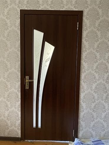 Перила: Daxili qapı – tünd qəhvəyi rəngdə, dekorativ şüşə əlavəli model — 2