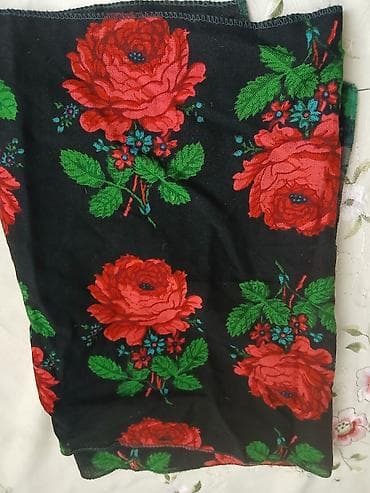 baş daşı: Qara rəngli, qırmızı qızılgül naxışlı bu şərf həm gündəlik istifadə — 1