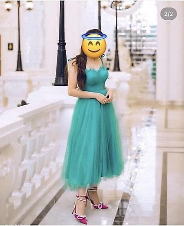 Zümrüd-yaşıl rəngdə zərif ziyafət/gecə geyimi. - Model: midi