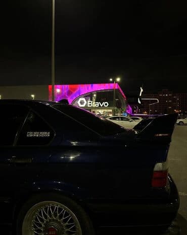 bmw 3 серия 318 at: BMW 3 Series E36 sedan – dərin mavi rəngli, idman üslubunda tüninq — 9