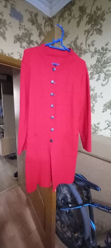 qadınlar üçün tvid jaketlər: Qırmızı qadın kardiqanı - Model: Dizaltı uzunluqda, düyməli kardiqan — 2