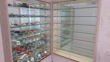 Avtoservis avadanlıqları: Şüşə qapıları olan vitrin, model avtomobillər kolleksiyasını səliqəli — 2