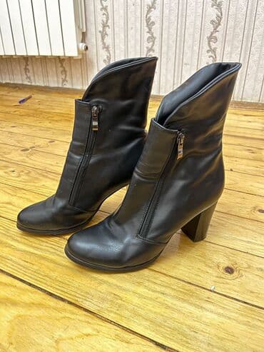 Qadınlar üçün qara topuqlu botlar - Material: hamar süni dərini