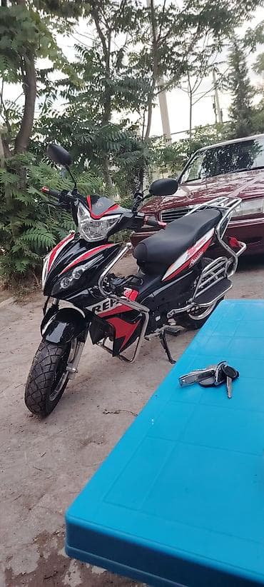 Skuter / moped – sport üslublu gövdə və əlavə qoruyucu relslərlə