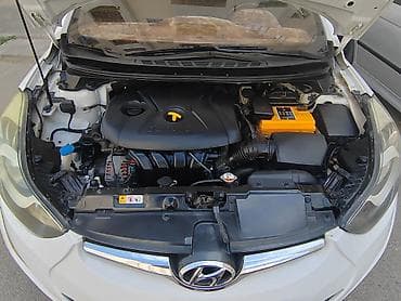 mersedes benz c: Hyundai Elantra: 1.8 l | 2013 il Sedan — 6