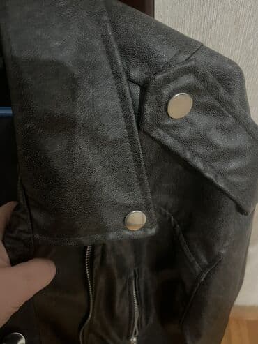 Qara rəngli qısa model dəri görünümlü biker gödəkçə. Xüsusiyyətlər: -