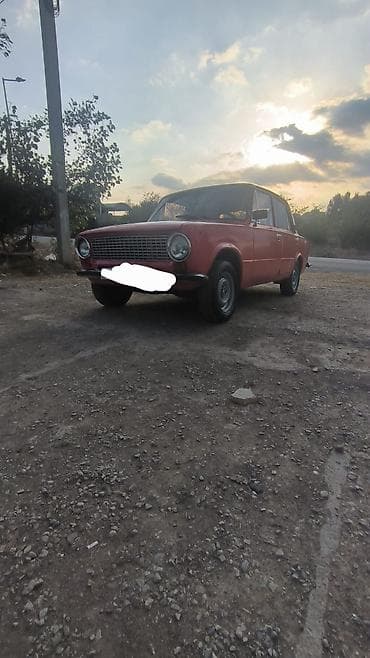 mercedes ml 350: Qırmızı rəngli klassik sedan avtomobil Xüsusiyyətlər: - Kuzov: 4 — 1