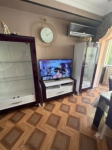 wifoner: Vitrin şkafı, şüşə rəflərlə və alt hissədə çekmecə ilə. Təsviri: - — 3