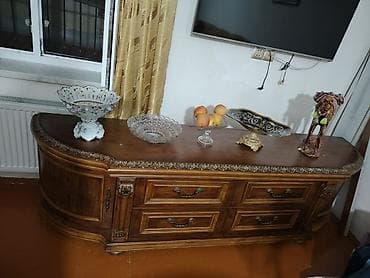 Klassik üslubda geniş taxta komod - Material: kütləvi ağac, zəngin