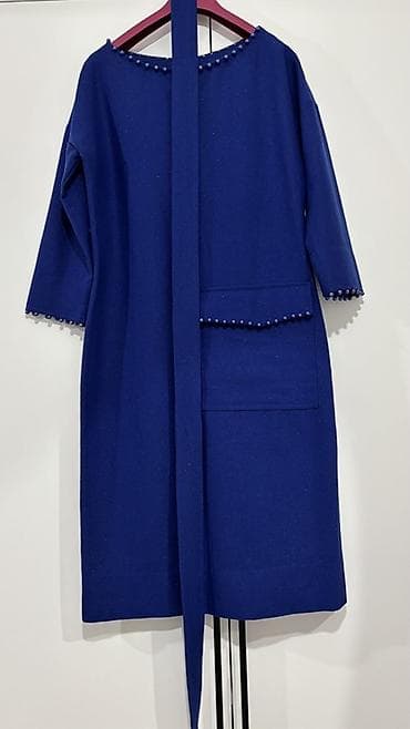 sumqa: Tünd kobalt-mavi rəngdə zərif don Alan şəxsə endirim ediləcək. Ortaq — 2