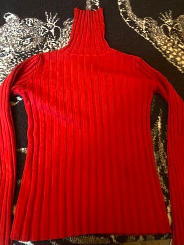 Qırmızı rəngli qadın sviteri - Model: boğazlı (hündür balıqçı yaxa) -