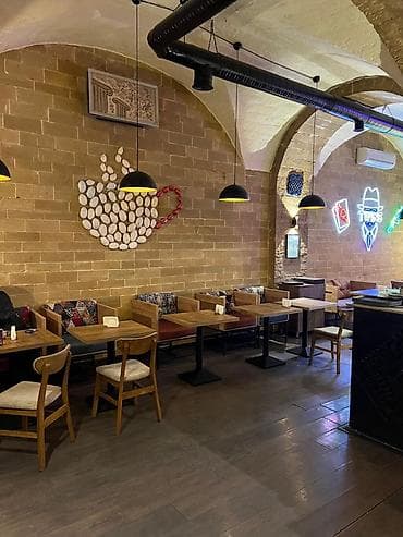 Sahil metrosnun yaninda əsas kücədə insanlarin ən pik six olduqj bir