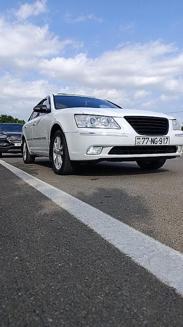 ucuz kask: Hyundai Sonata sedan – ağ rəng, 77-NG-917 nömrə nişanı. Geniş və rahat — 2