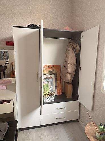balta: Ağ rəngli üç qapılı paltar şkafı - Dizayn: Minimalist, ağ fasadlar və — 2