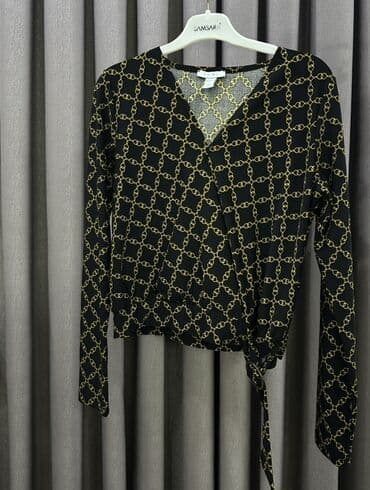 Qadın bluzu – qara fon üzərində qızılı zəncir naxışları. - Üst-üstə