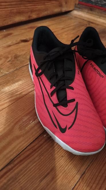 qırmızı makasin: Nike Phantom GX futbol kramponu – süni ot (TF) üçün ideal vezyetdedur — 2