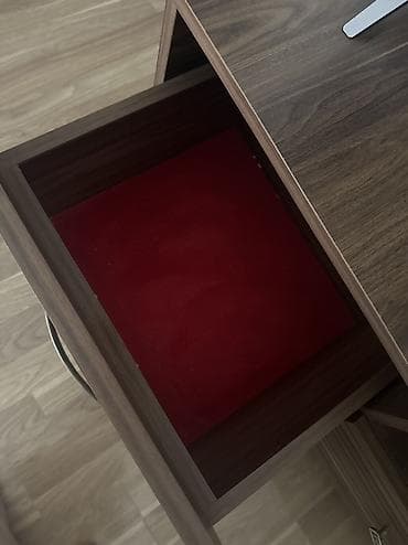 stend: Televizor altlığı satılır cox yaxşı vəziyyətdədi — 2