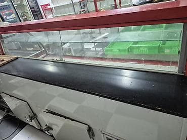 Proton: Mağaza/vitrin soyuducusu – geniş ön şüşəli, qırmızı-ağ korpuslu model — 1