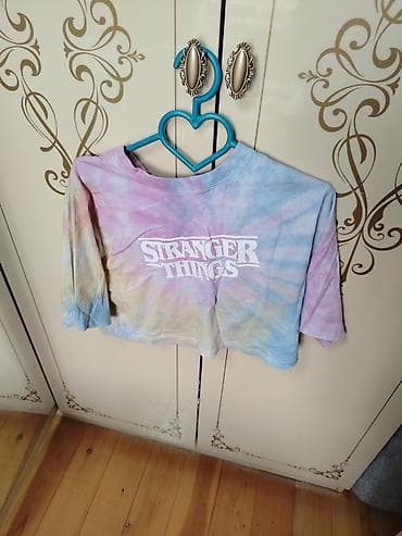 - Məhsul: “Stranger Things” yazılı qısa kəsim (crop) köynək - Dizayn — 1