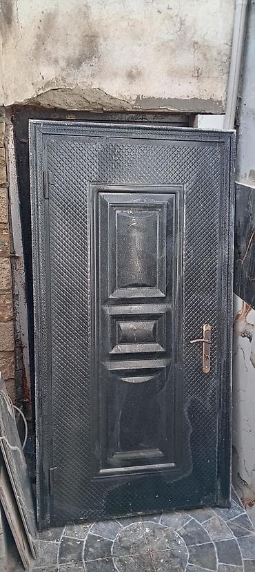 Metal giriş qapısı bina evine aoyulub isdifade olunmayib yaxin