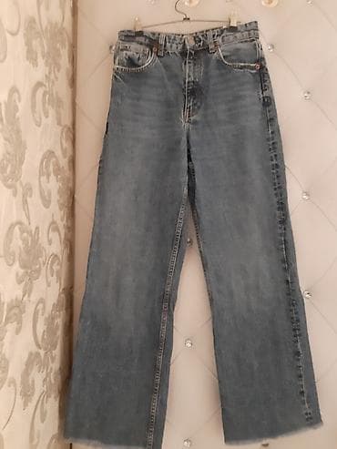 Yüngül mavi rəngdə qadın cins şalvarı. Geniş balaqlı və xam ətəkli bu