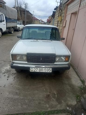 21011 vaz: VAZ 2107, ağ rəng. Klassik sedan kuzov, arxa ötürücülü. Texniki — 3