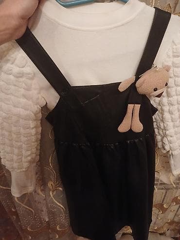 Uşaq ayaqqabıları: Uşaq geyim dəsti - Kompozisiya: ağ rəngli uzunqollu bluz və üzərindən — 1