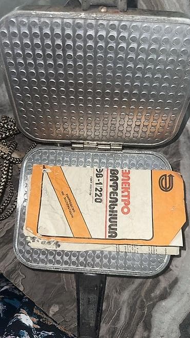 Elektronika: Sovet istehsalı SSSR den qalma qedimi tokla vaflitsa .1990 cu ildi — 1