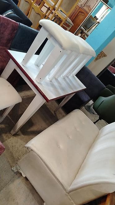 Ağ rəngdə mətbəx/kiçik yemək dəsti. Tərkibi: - Düzbucaqlı masa: ağ — 1
