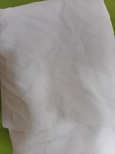 Uzunu 8 m eni 1 m bir defe istifade olunub Ağ rəngli parça materialı