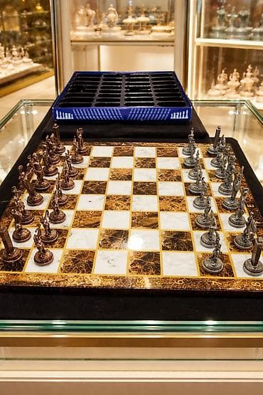 Lüks şahmat dəsti - Şahmat lövhəsi: mərmər naxışlı parlaq səth
