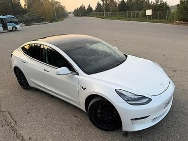 kon texnika: Tesla Model 3 Dual Motor (elektrik sedan) - Rəng: ağ, qara panoramik — 3