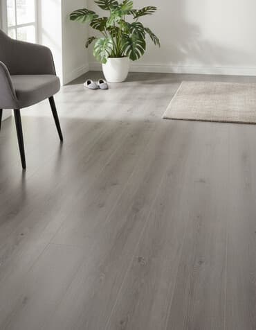 kreditle kafel metlax: Açıq boz rəngdə, ağac naxışlı laminat döşəmə. Döşəmə panellərinin — 1