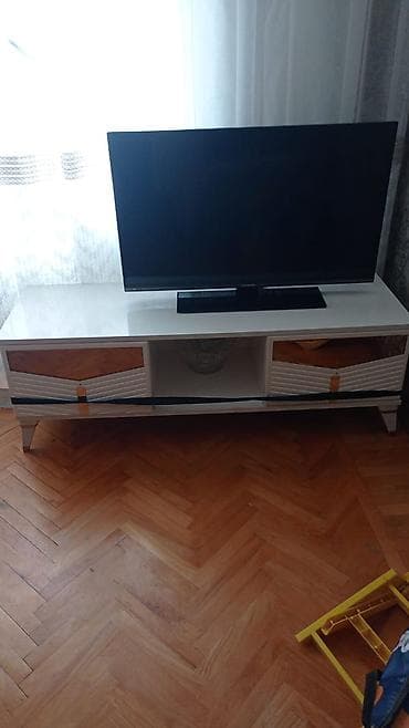 Yeni, Düz TV altlığı, Polkalı lalafo.az -da Yeni, Düz TV altlığı, Polkalı