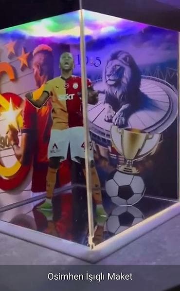 idmana aid şəkil: Şəffaf akril qutuda, daxili işıqlandırması olan futbolçu Osimehnin — 7