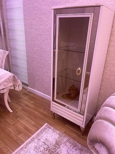 sifonerlər: Şüşəli vitrin dolabı - Rəng: açıq krem/ariş tonlarında - Material — 1