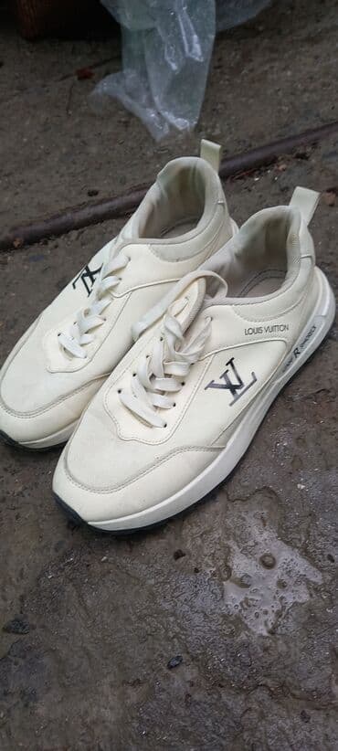 Ünvan biləcəri 43 razmer yaxşı vəzyətdədiAğ rəngdə idman ayaqqabısı