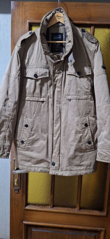 CALAMAR kişi parkası – qum rəngi Xüsusiyyətlər: - Uzun kəsim, isti