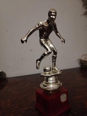 İdman və istirahət: Futbol mövzulu kubok/abidə fiquru - Material: metalik rəngli plastik — 2