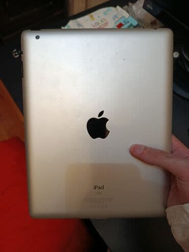 ipad 3: Gümüş rəngli, Apple loqosu olan iPad Air planşeti. Planşetin arxa — 1