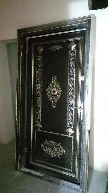 Metaldan dekorativ giriș qapısı - Material: demir, cercivesi