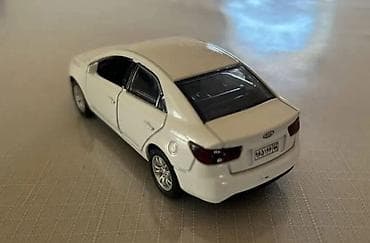 Ağ rəngli sedan tipli oyuncaq avtomobil maketi - Material: metal və — 2