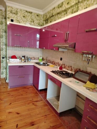 Mətbəx mebeli dəsti – parlaq bənövşəyi (fuşya) və ağ rəng kombinasiya