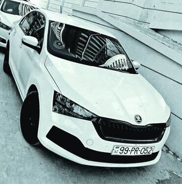 Физика: Skoda Scala (ağ rəng) – praktik və geniş şəhər sedan/hetçbek. Xarici — 1