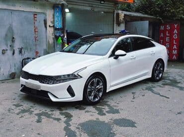 diffuzor: Kia K5 sedan – ağ rəng, fastback silueti və panoramik şüşə dam — 6