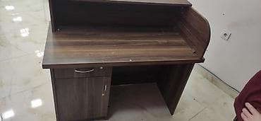 Офисная мебель на заказ: Ofis resepsiyon/iş masası – qəhvəyi ağac teksturalı MDF-laminate — 1