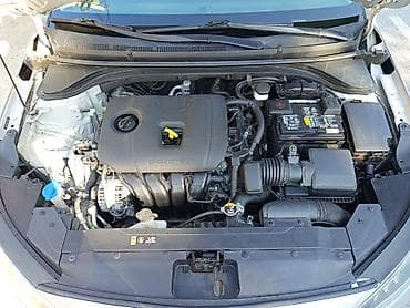 range rover stop: Hyundai Elantra: 1.6 l | 2020 il Sedan — 4