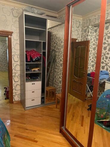 8 mikrorayon: 8 Noyabr metro stansiyasının girişi ilə üzbəüz 3 otaqlı təmirli ev — 4