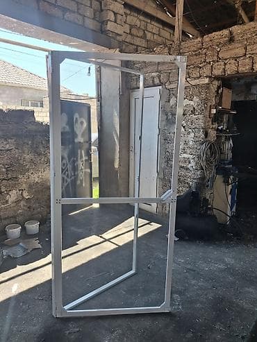 Məhsul: Ağ rəngli aluminiyum karkaslı qapı üçün tor (sineklik) sistemi