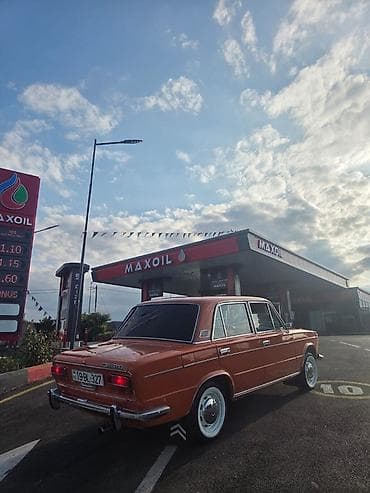 w210 oturacaqlar: Model: VAZ 2103 (klassik “Jiquli” sedan) Kuzov: 4 qapılı, narıncı rəng — 2